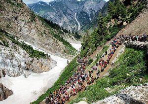 Yatris-to-Amarnath-cave