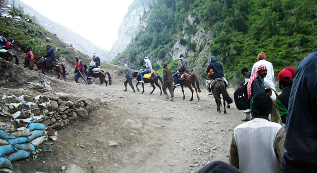 pony-ride-to-cave